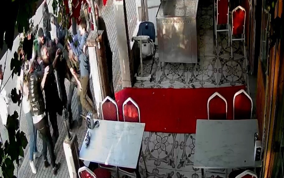 20 TL için silahla iş yerini basıp işletmeciyi darp ettiler! İşte o ilginç görüntüler!