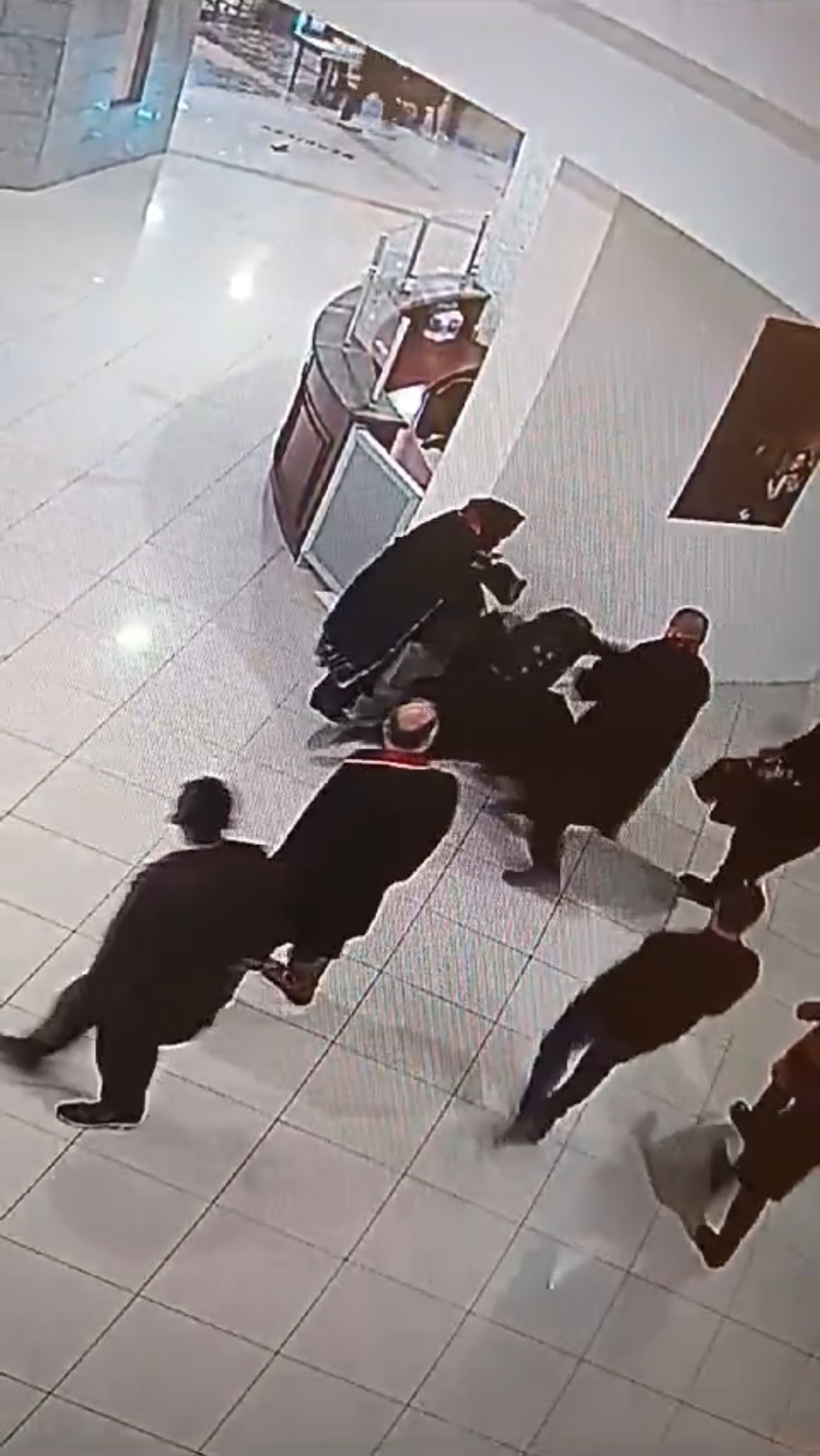Duruşmadan çıkan avukat, müşteki taraflarından dayak yedi!