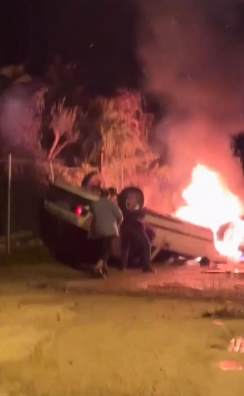 Takla atan otomobil alev topuna döndü! Sıkışan sürücünün yardımına vatandaşlar koştu!