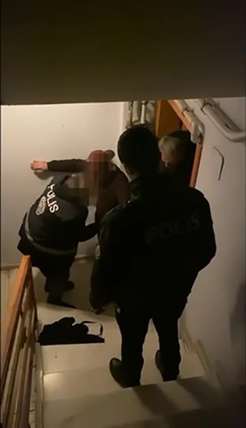 Polislerin evinde aradığı şüpheli öyle bir yerden çıktı ki, polisleri bile şaşırttı!