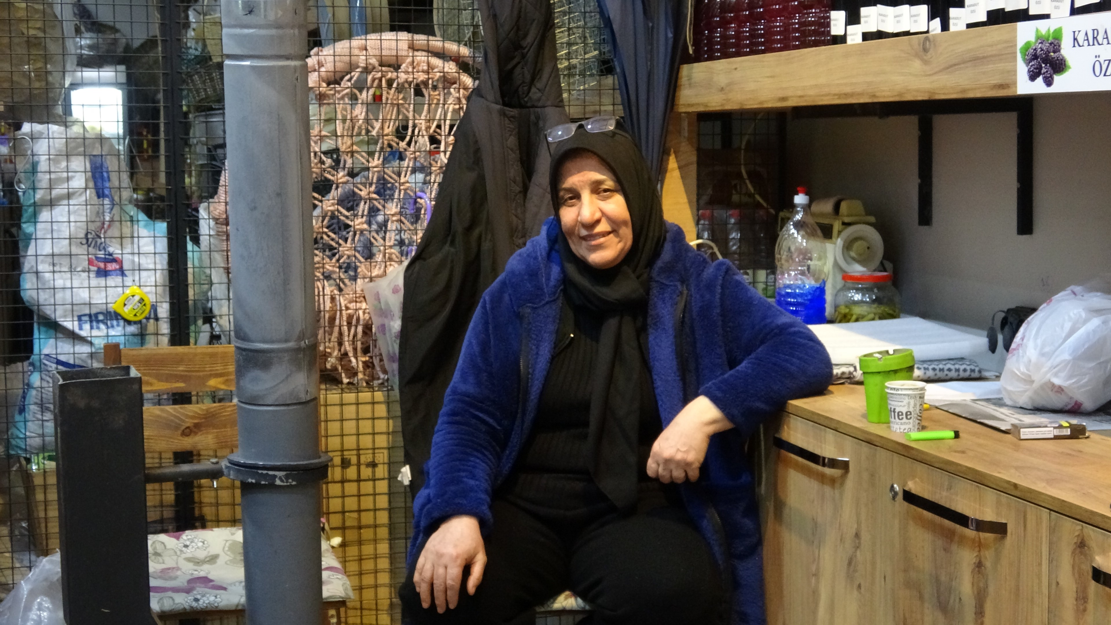 Pişkin kadın hırsız, alışverişe çıkmış gibi köy ürünlerini çantasına doldurup gitti! işte o görüntüler!