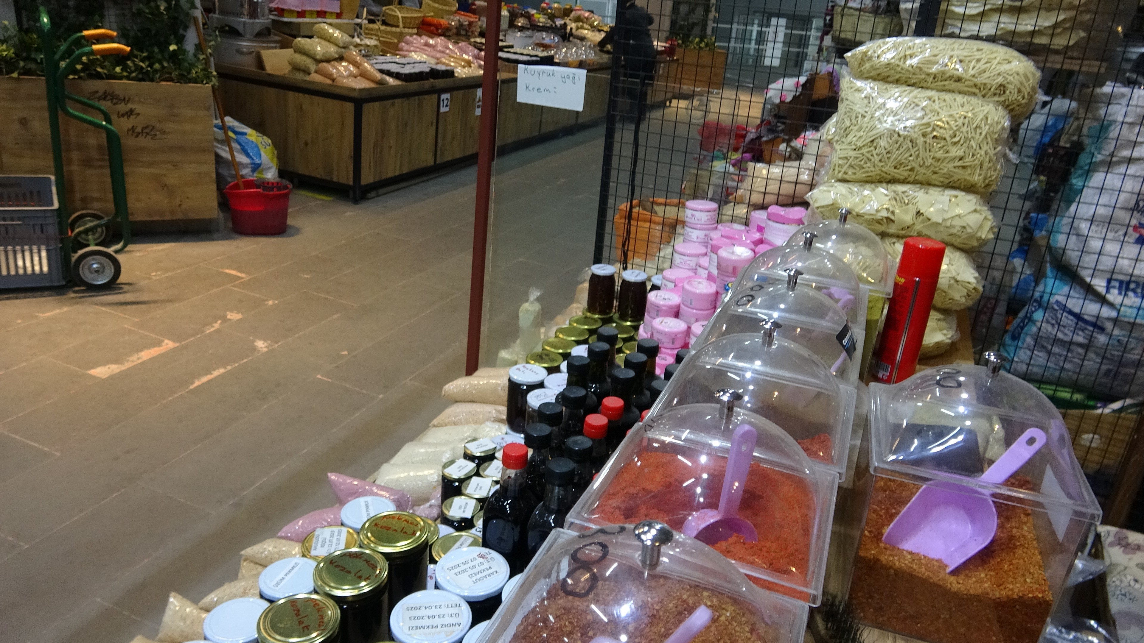 Pişkin kadın hırsız, alışverişe çıkmış gibi köy ürünlerini çantasına doldurup gitti! işte o görüntüler!