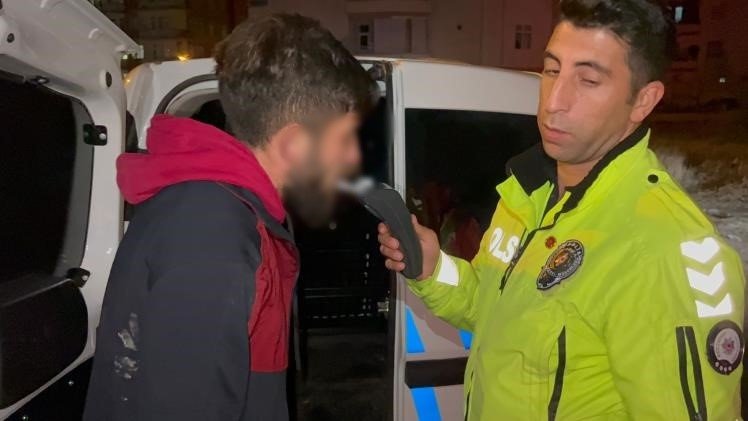 Polisin "dur" ihtiyarına uymadı! Polislerle saatlerce kovalamaca yaptı, yakalanınca böyle kıvırdı!
