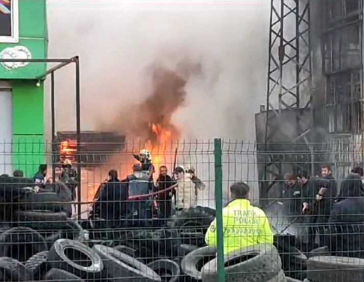 Lastikçide çıkan yangında panik dolu görüntüler!