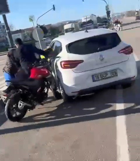 Trafikte yine yol verme kavgası! Işıklarda yakaladığı motosiklet sürücüsünü kaskıyla dövdü