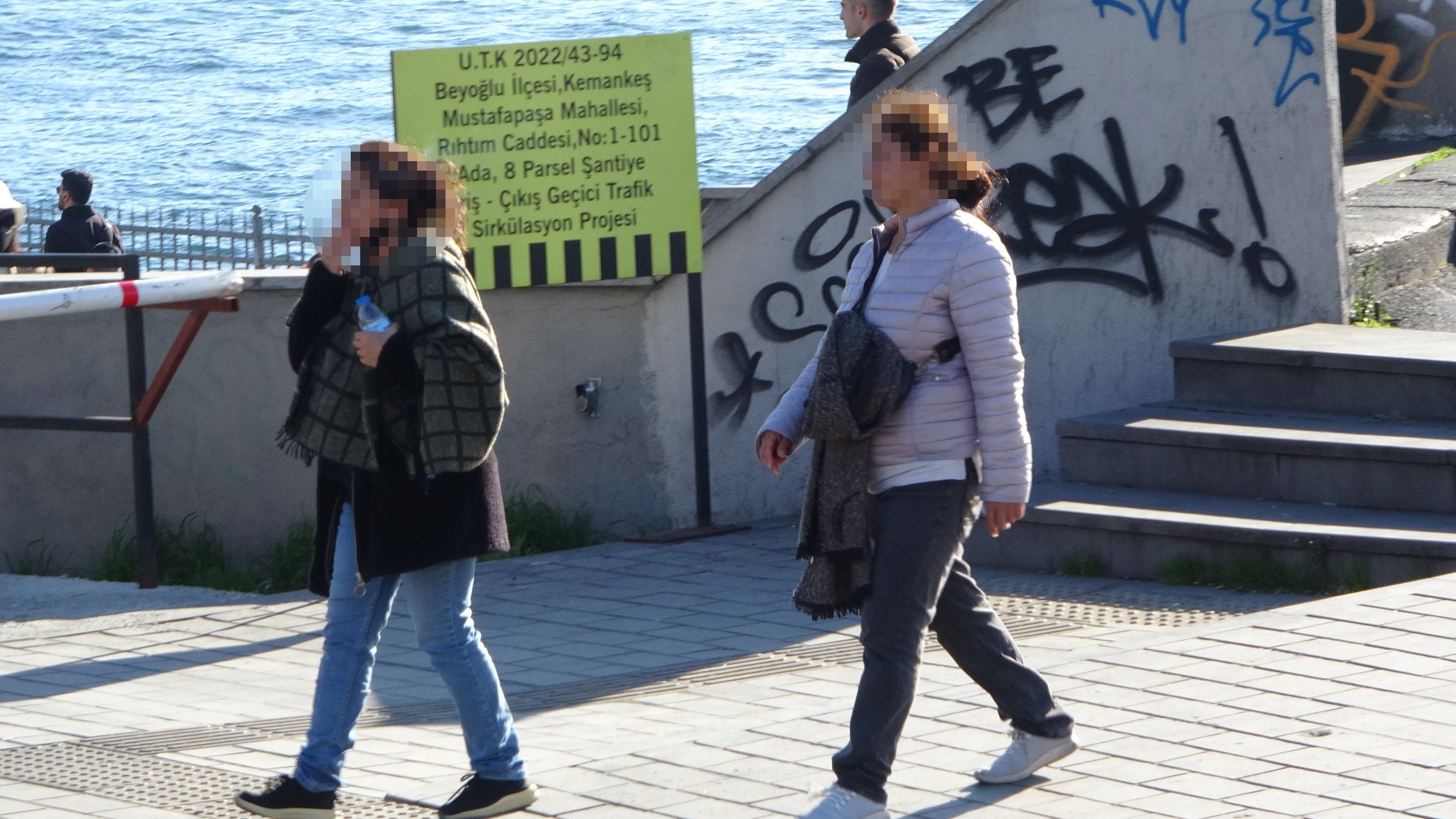 Vatandaşların iyi niyetini sömüren şahıslar Beyoğlu'nda yakayı ele verdi!