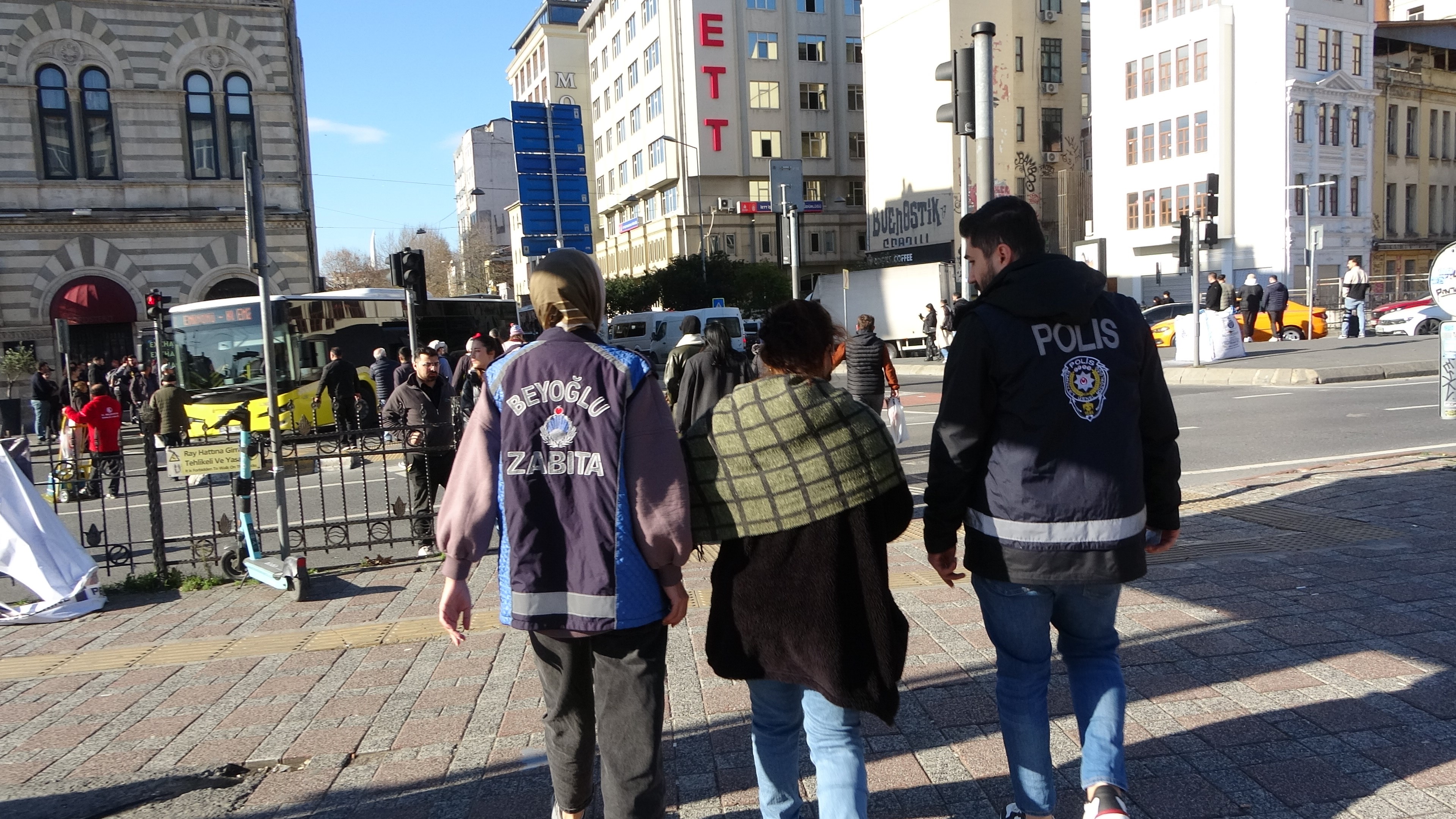 Vatandaşların iyi niyetini sömüren şahıslar Beyoğlu'nda yakayı ele verdi!