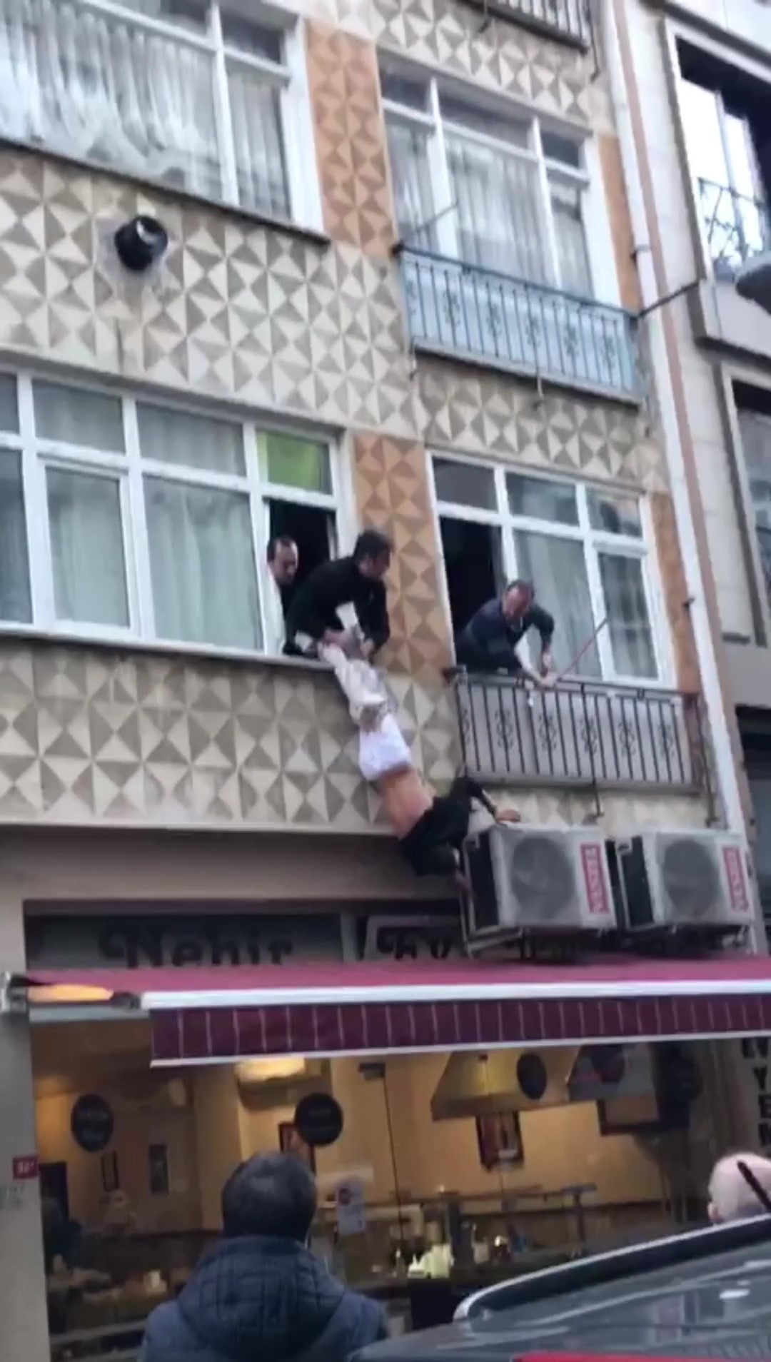 Pendik’te kelepçeli şahıs hastaneden kaçtı! Saklandığı evin camında böyle yakalandı!