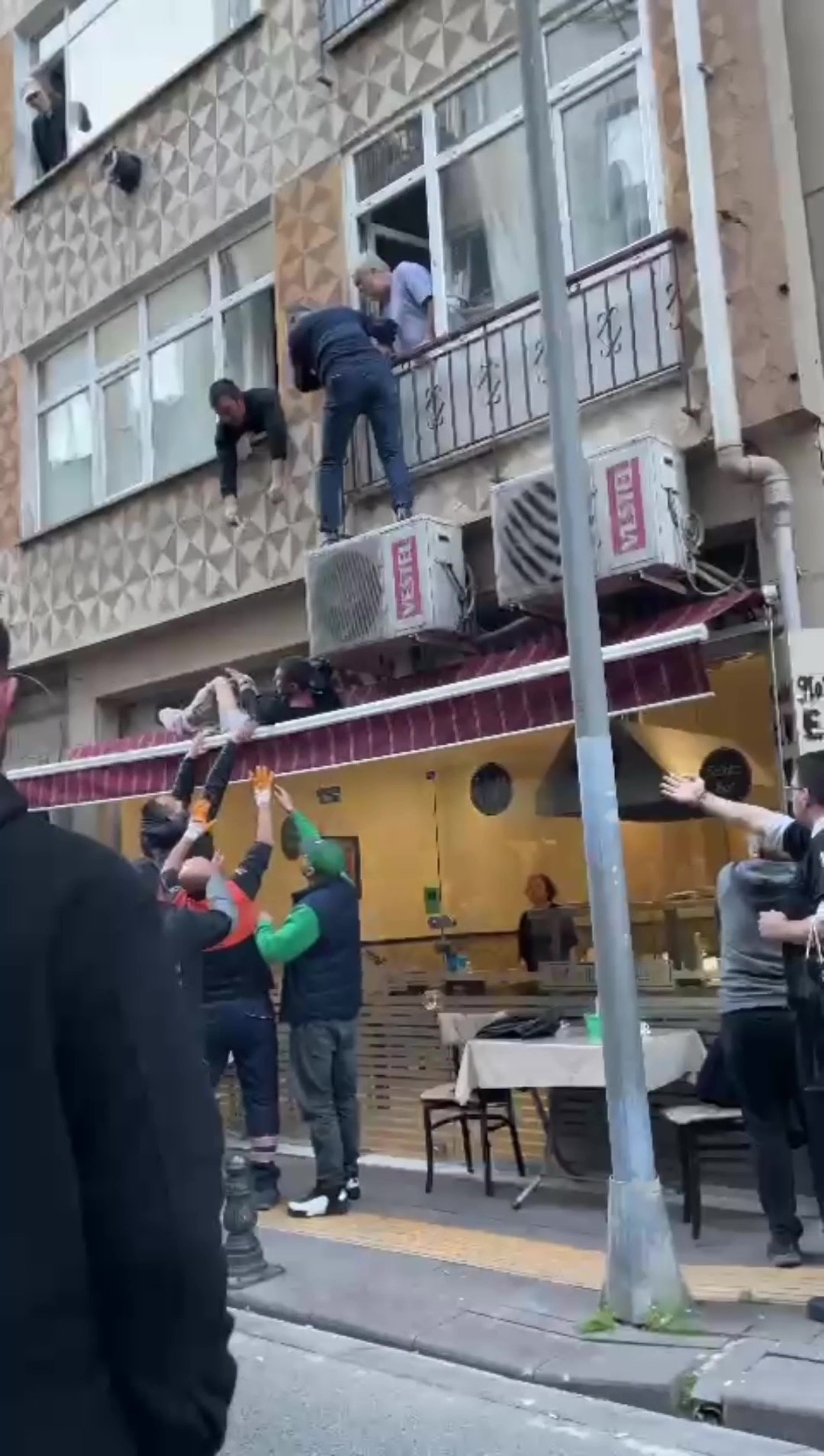 Pendik’te kelepçeli şahıs hastaneden kaçtı! Saklandığı evin camında böyle yakalandı!