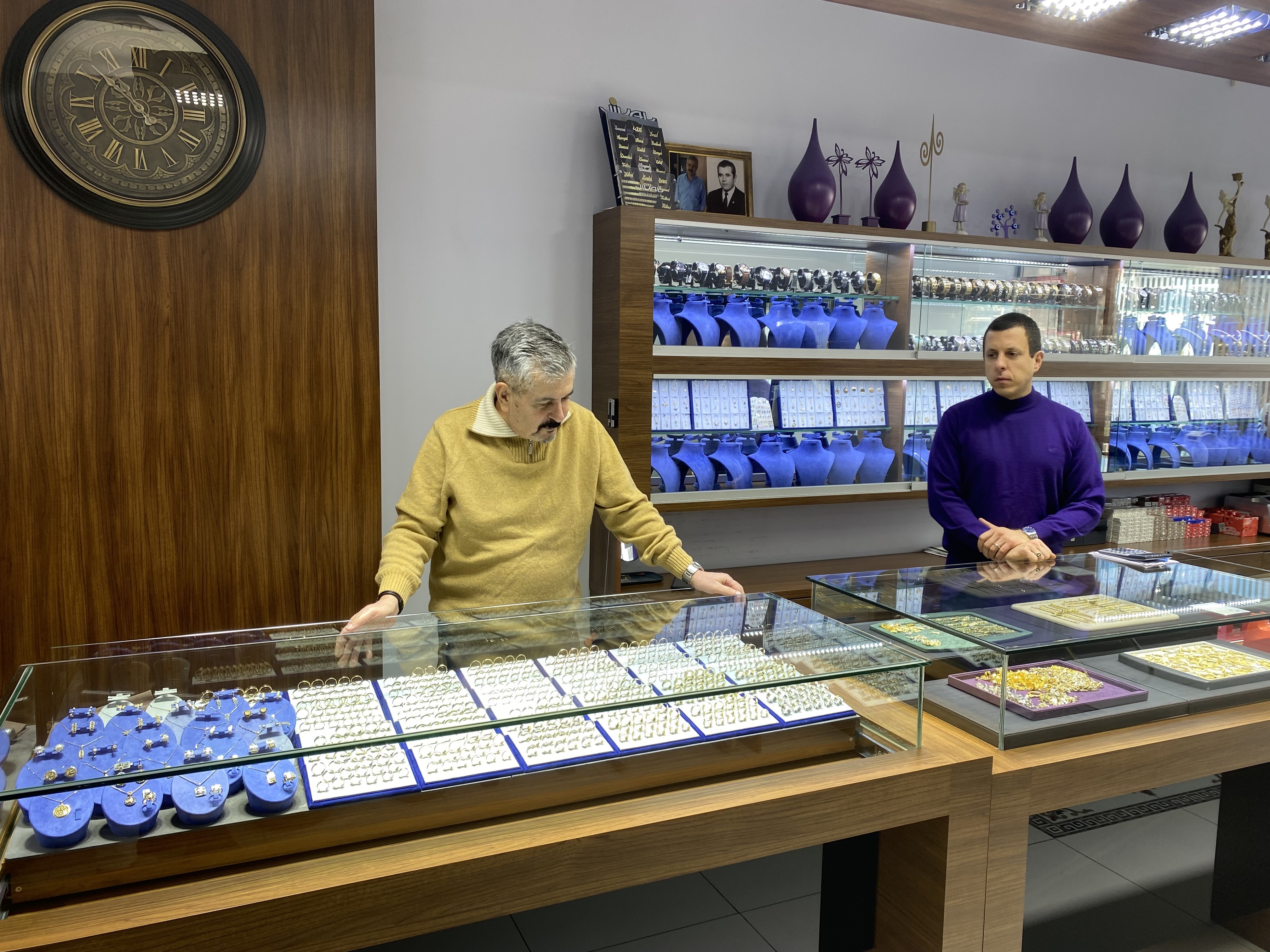 Büyükçekmece’de hareketli gece! Girdikleri kuyumcuyu soymaları sadece 2 dakika sürdü!