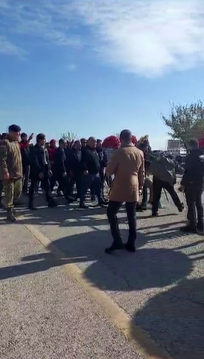 Malatyalı şehidin cenazesinde olay! Cenaze namazında CHP çelenkleri parçalandı!
