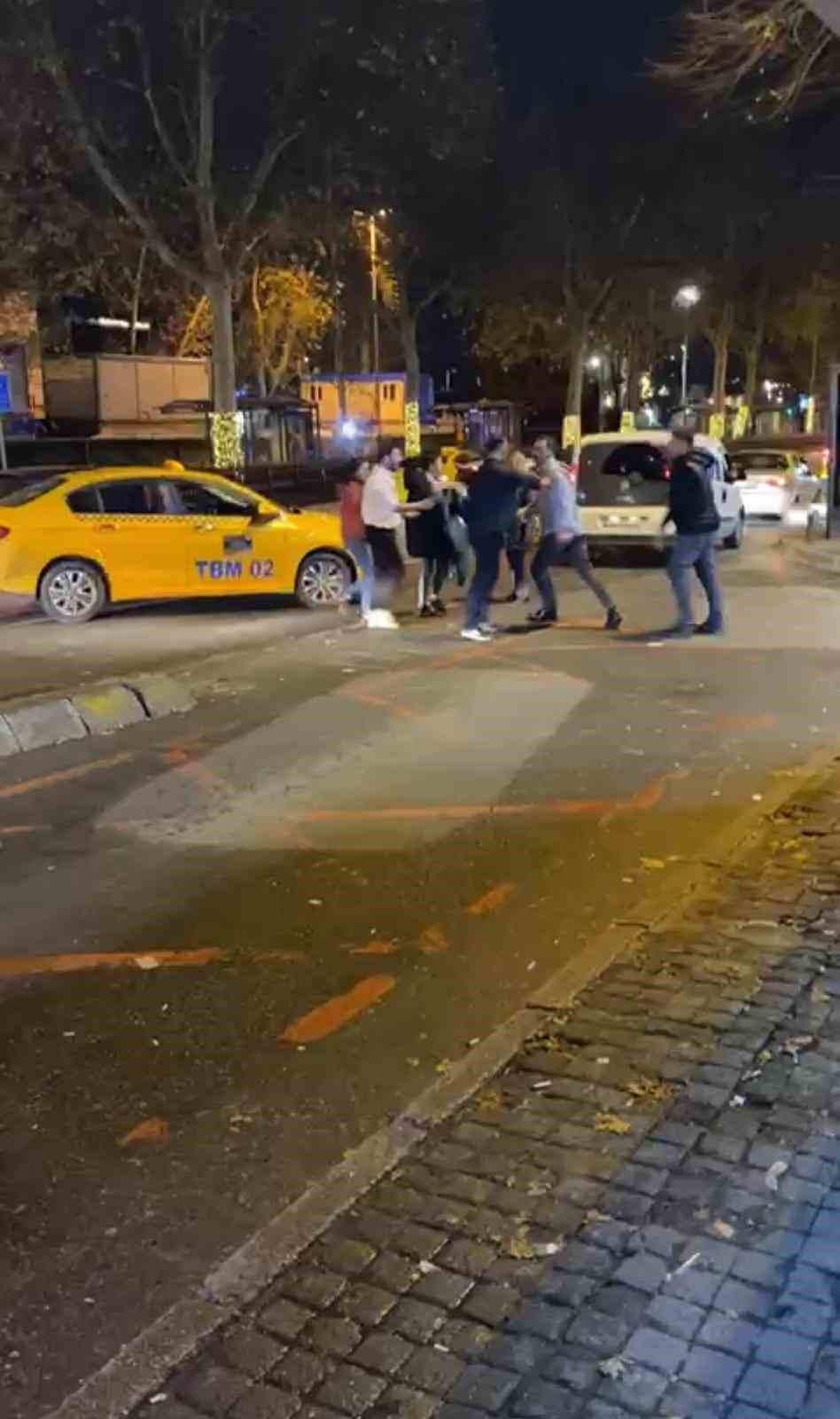İstanbul’da taksici ile müşteri arasında tekme ve yumruklu kavga! "Seni almak zorunda mıyım oğlum"
