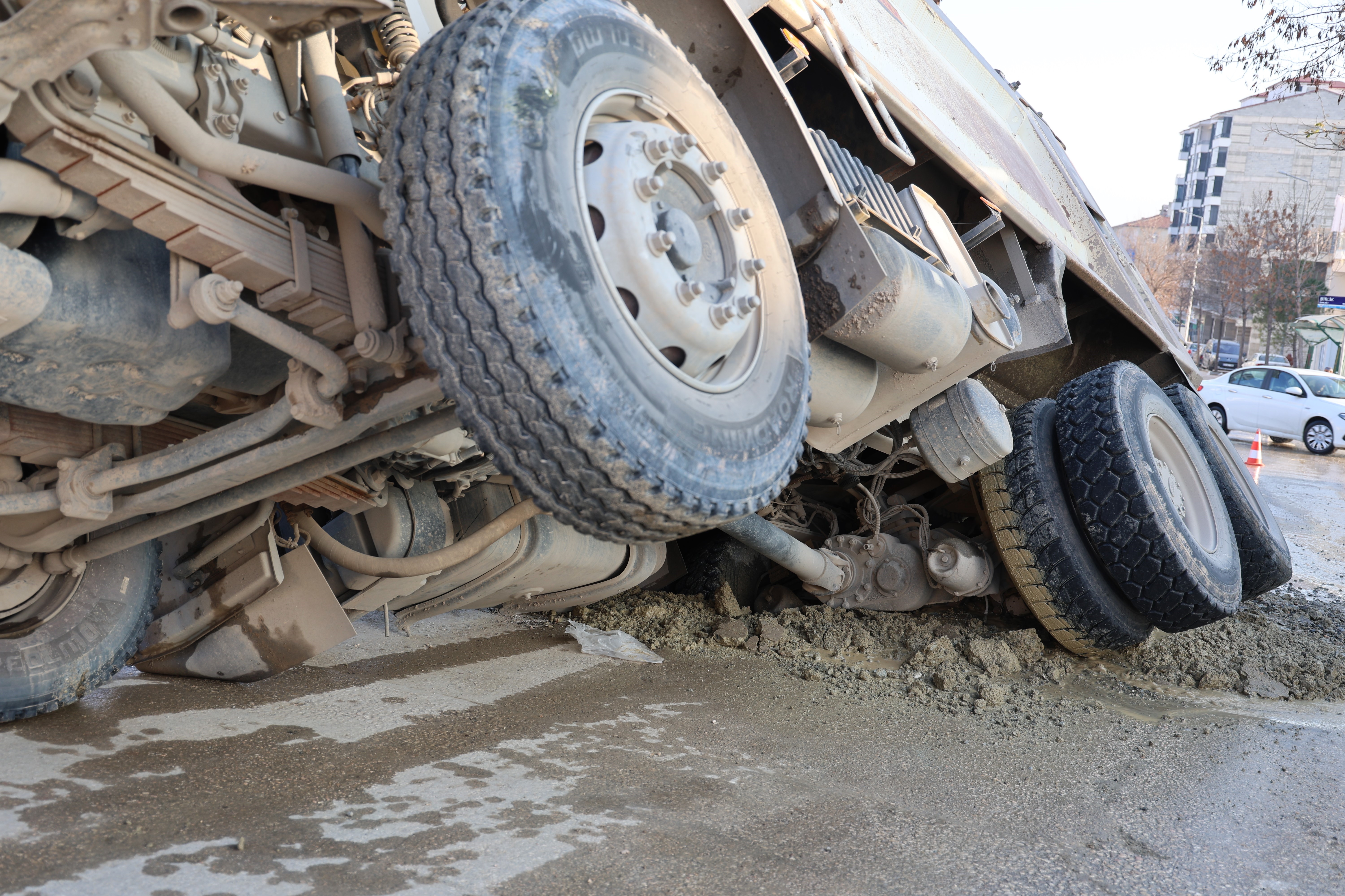 Elazığ’da ilginç olay! Yarılan asfalt kamyonu yuttu!