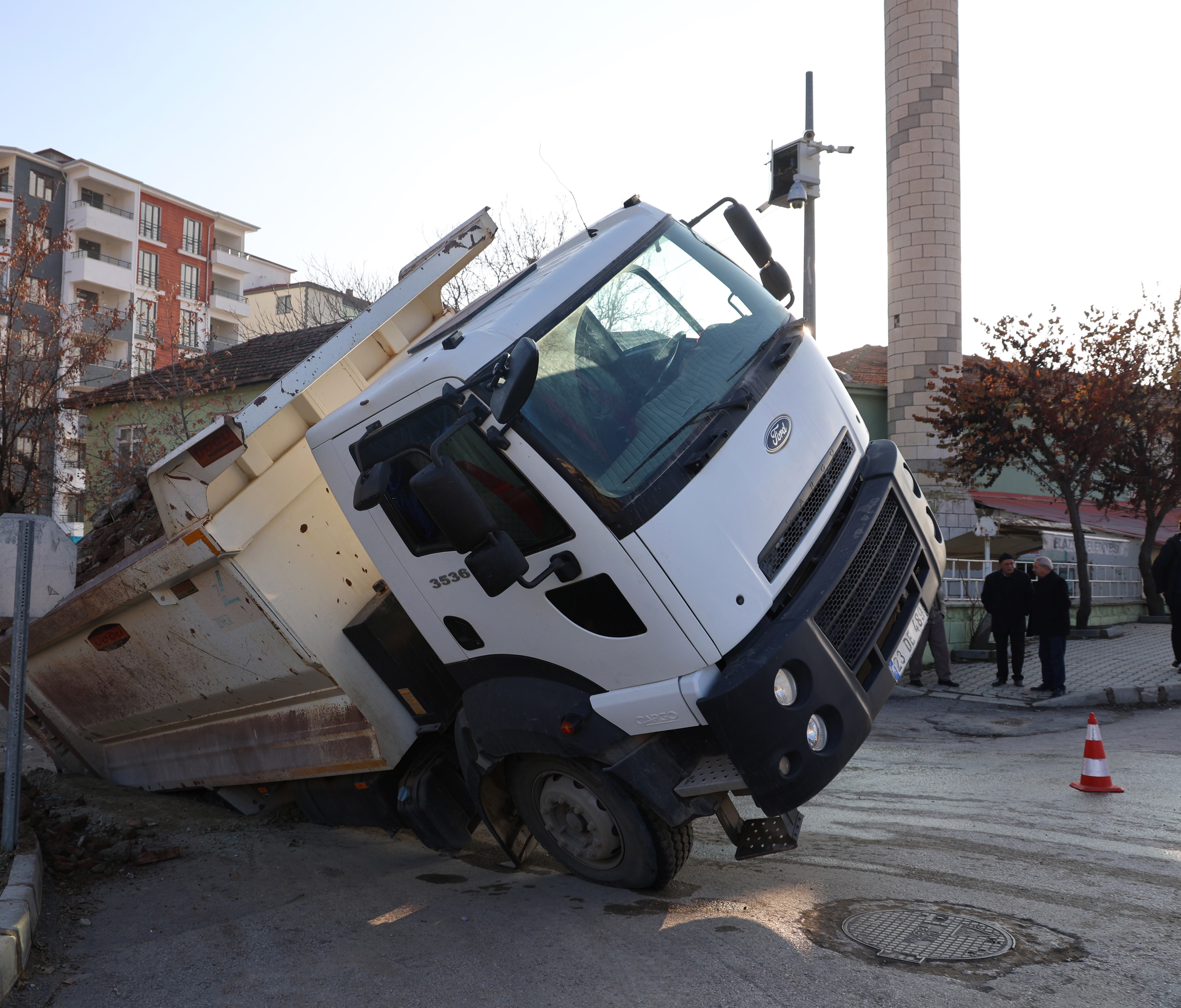 Elazığ’da ilginç olay! Yarılan asfalt kamyonu yuttu!