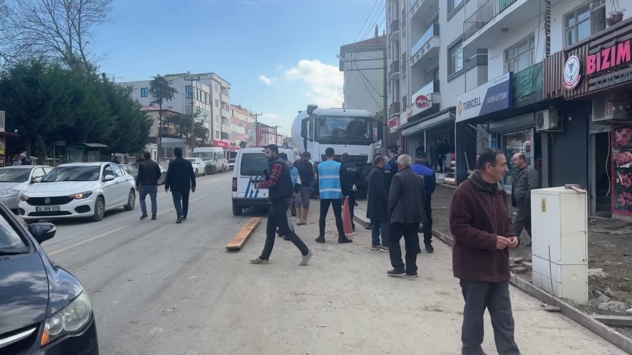 Sakarya’da belediye işçileri ve esnaf karşı karışa geldi! Çıkan kavgada yaralananlar oldu!
