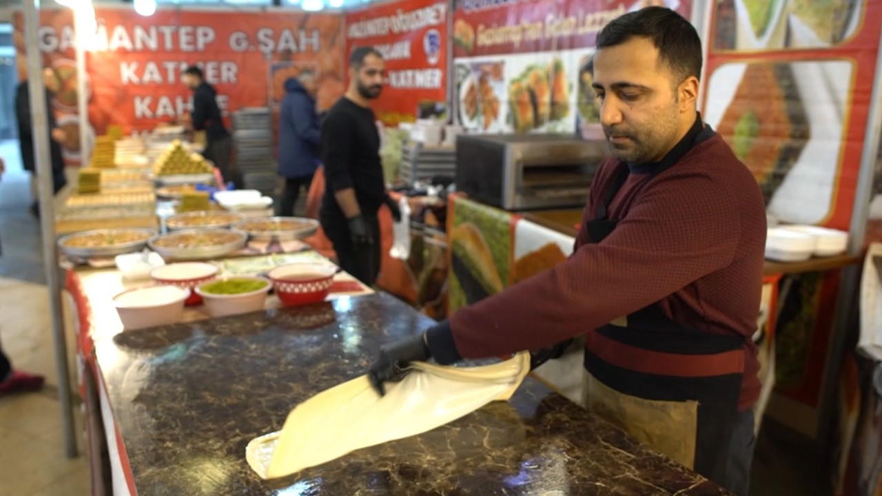 ‘Gaziantep Yemek Şenliği’ festivalinde en hızlı kebap yiyenler kıyasıya yarıştı!