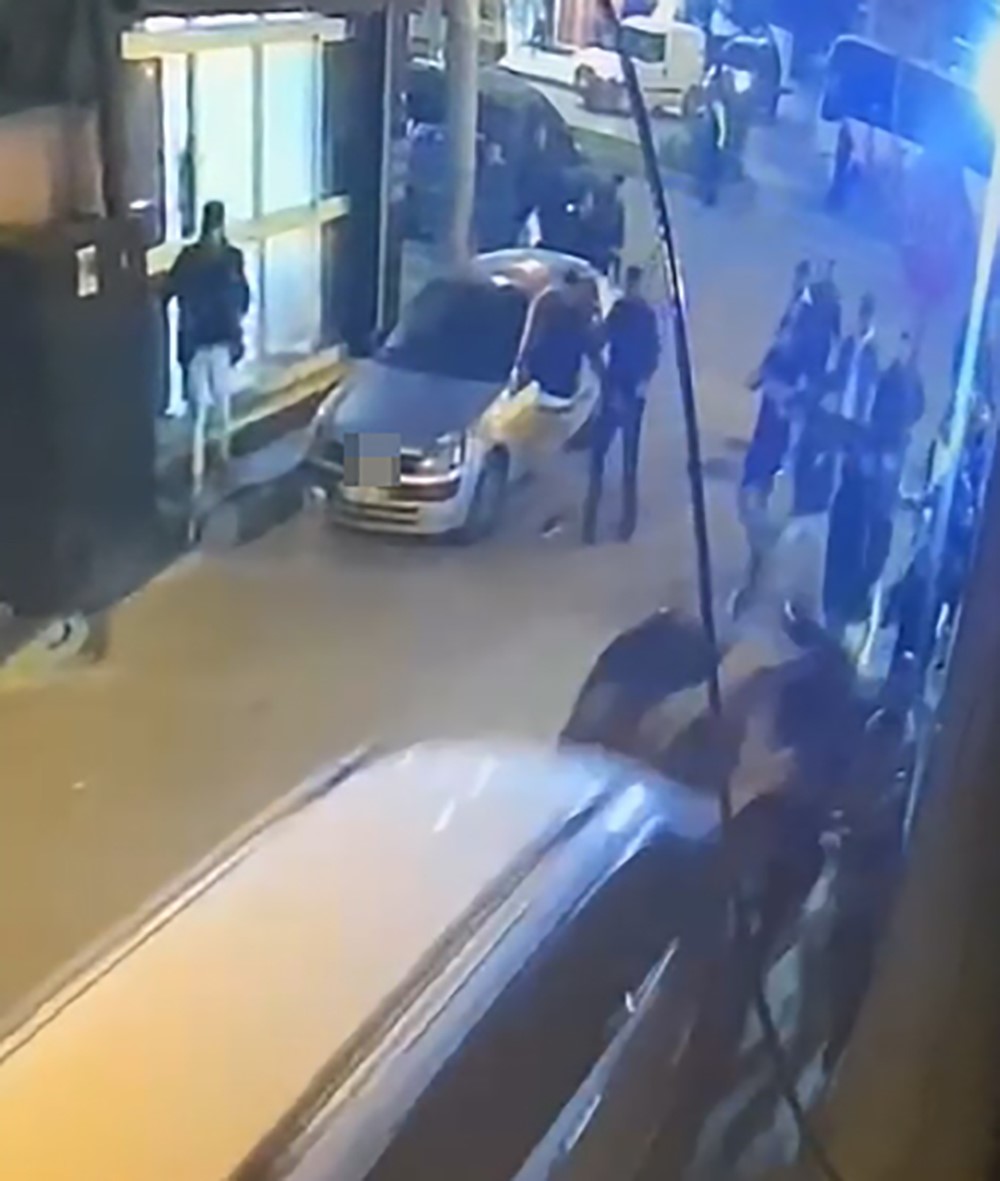 Aracı ile sokakta kavga eden grubu biçti geçti!