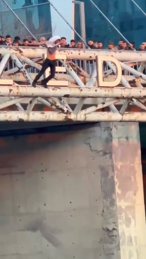 Esenyut’taki intihar girişimi trafiği felç etti!