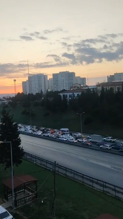 Esenyut’taki intihar girişimi trafiği felç etti!