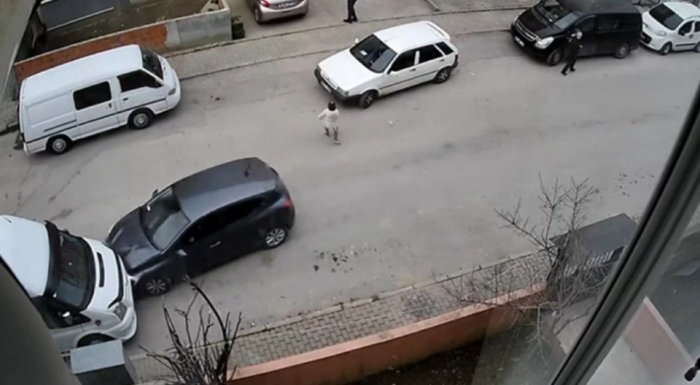 Bursa'da 5 yaşındaki küçük çocuk birden yola fırladı! Sürücünü dikkati faciayı önledi!