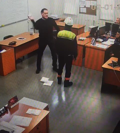 Kocaeli'deki bir üretim fabrikada skandal görüntü! Patron içinin elindeki kağıtları yüzüne fırlattı!