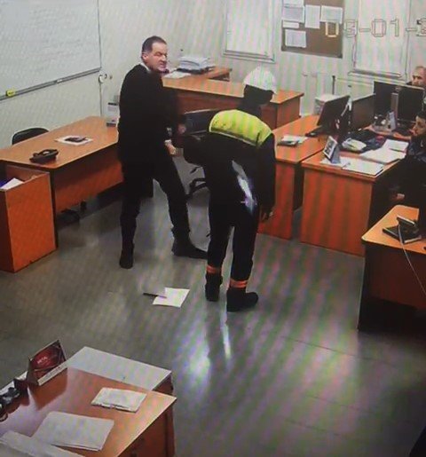 Kocaeli'deki bir üretim fabrikada skandal görüntü! Patron içinin elindeki kağıtları yüzüne fırlattı!