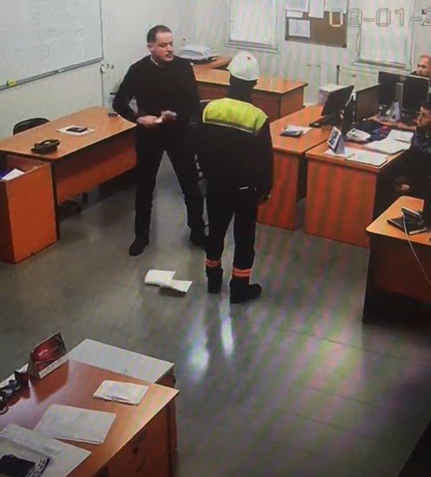 Kocaeli'deki bir üretim fabrikada skandal görüntü! Patron içinin elindeki kağıtları yüzüne fırlattı!