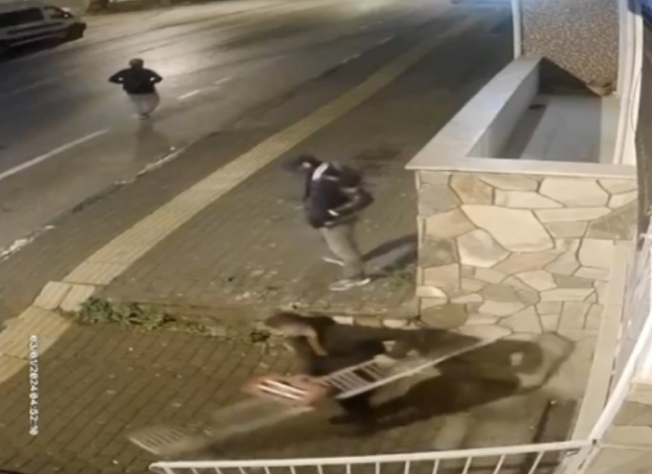 Utanmaz hırsızlar binanın önündeki mazgala gözünü dikti!