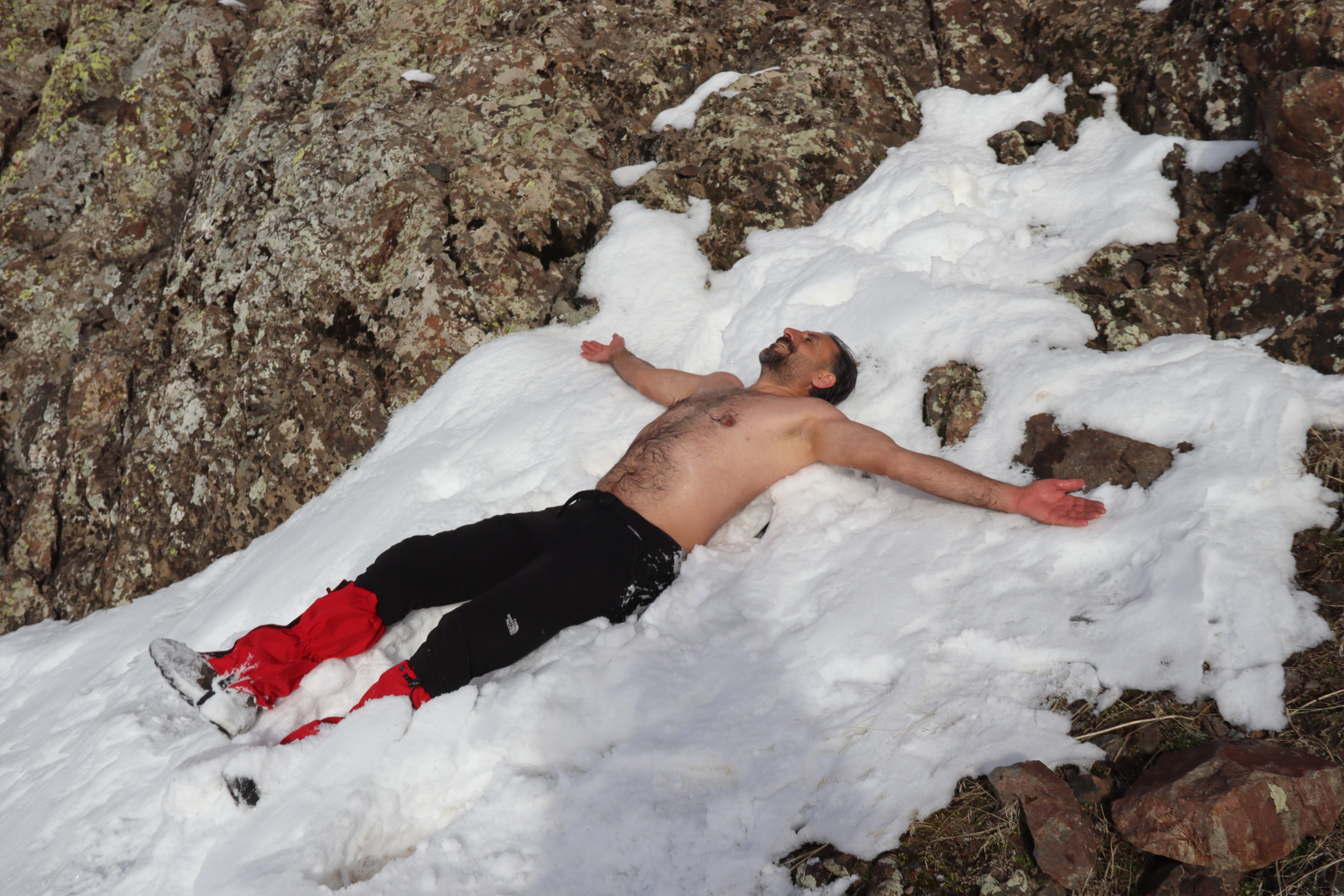 İzleyenlerin beyni dondu! 2 bin 550 rakımlık yüksekte kar banyosu!
