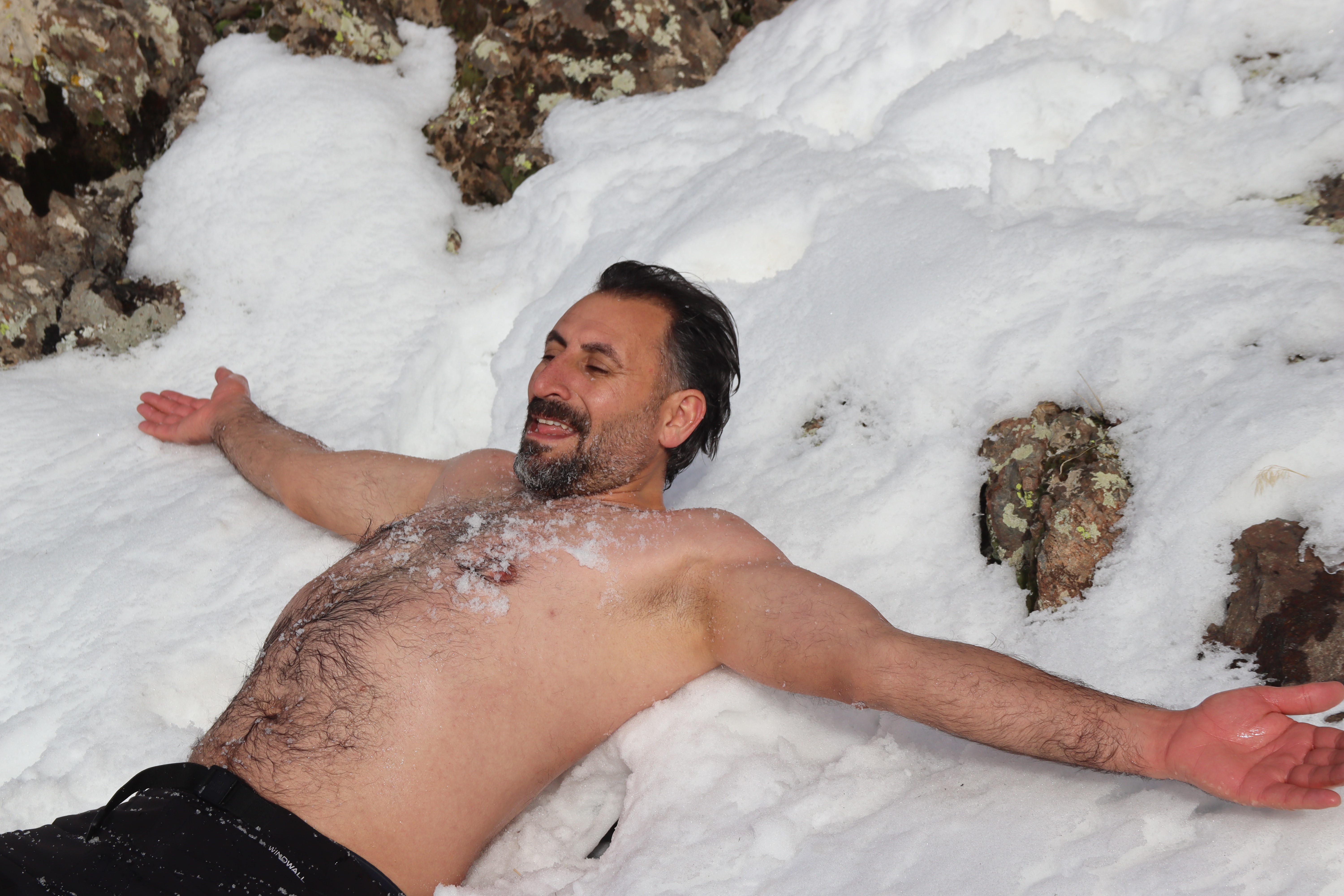 İzleyenlerin beyni dondu! 2 bin 550 rakımlık yüksekte kar banyosu!