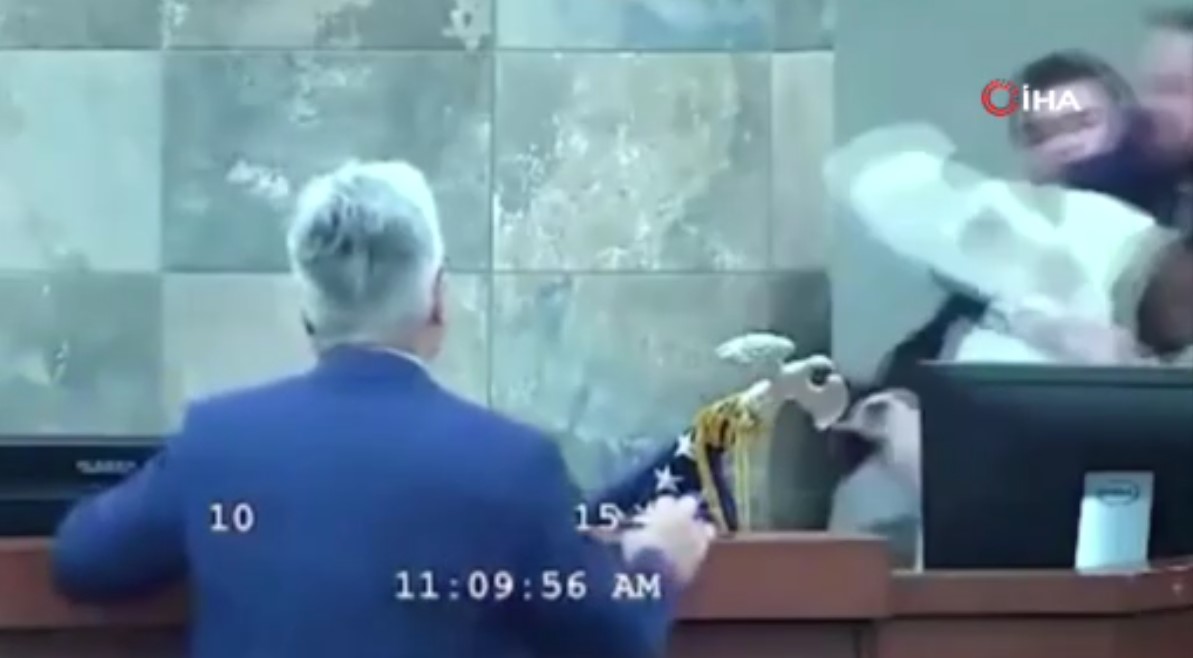 Dünya bu olay görüntüyü konuşuyor! Mahkeme kürsüsüne atlayarak yargıcı darp etti!