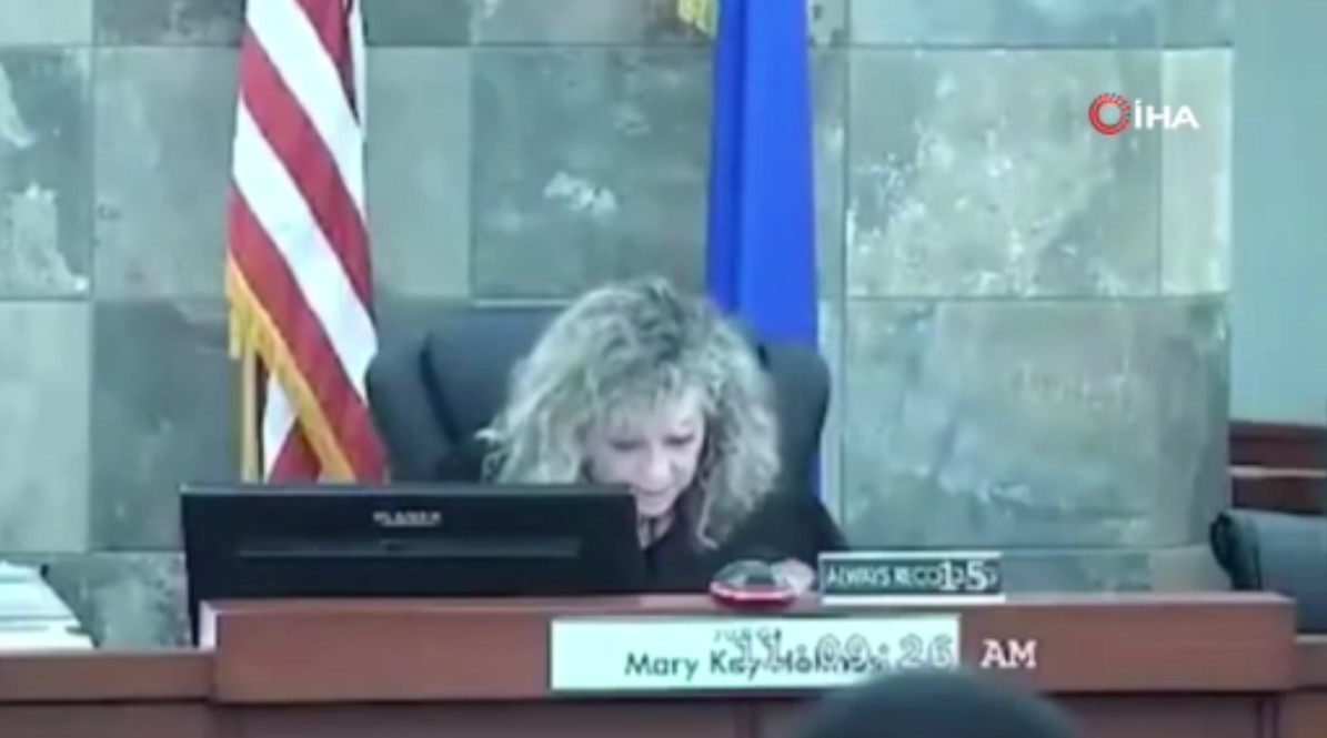 Dünya bu olay görüntüyü konuşuyor! Mahkeme kürsüsüne atlayarak yargıcı darp etti!