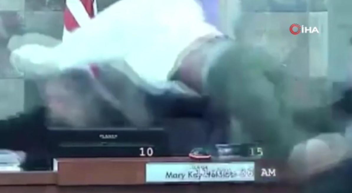 Dünya bu olay görüntüyü konuşuyor! Mahkeme kürsüsüne atlayarak yargıcı darp etti!