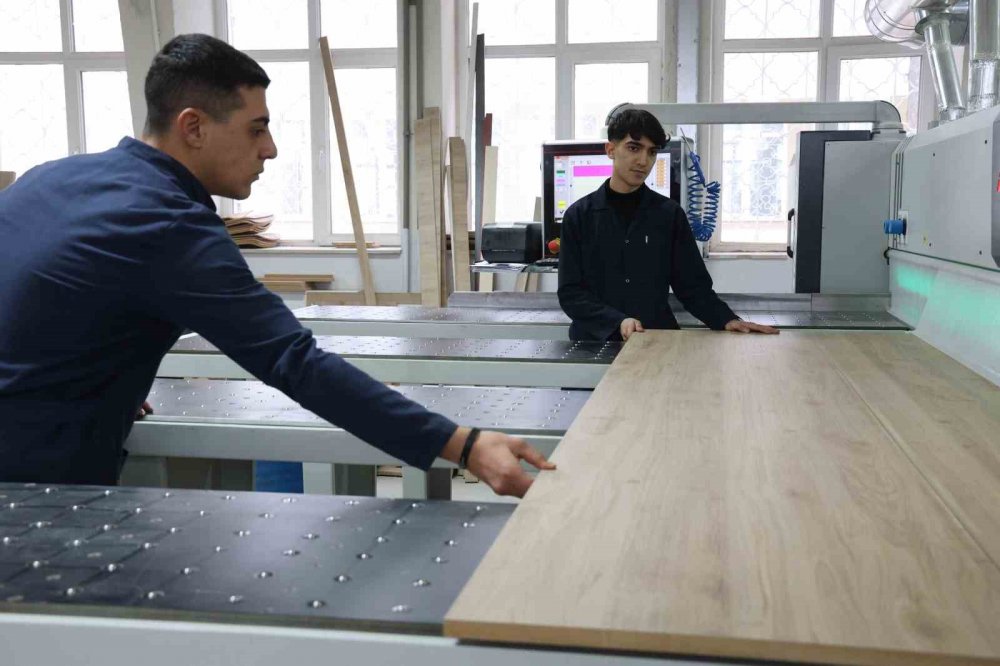 Fabrika gibi lise, Yıllık cirosunu duyanlar şaşıp kalıyor.