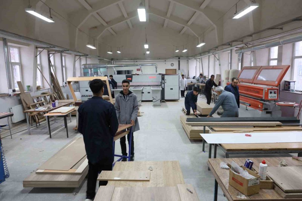 Fabrika gibi lise, Yıllık cirosunu duyanlar şaşıp kalıyor.