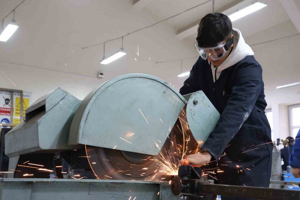 Fabrika gibi lise, Yıllık cirosunu duyanlar şaşıp kalıyor.