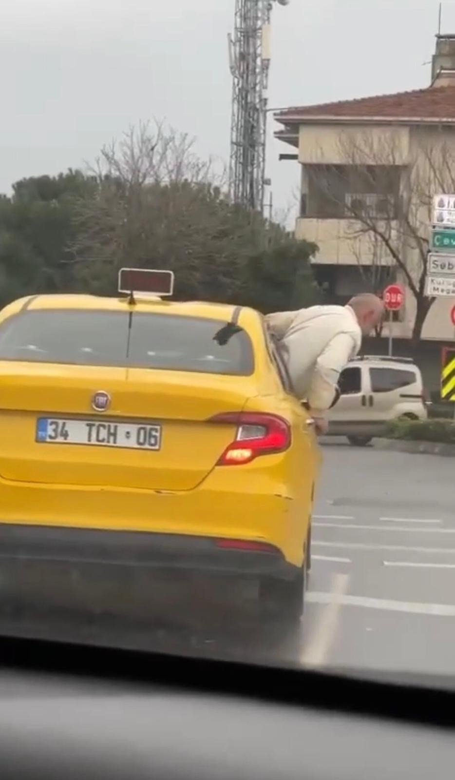 Taksiye binen taşkın müşterinin yaptıklarını görenler, gözlerine inanamadı!