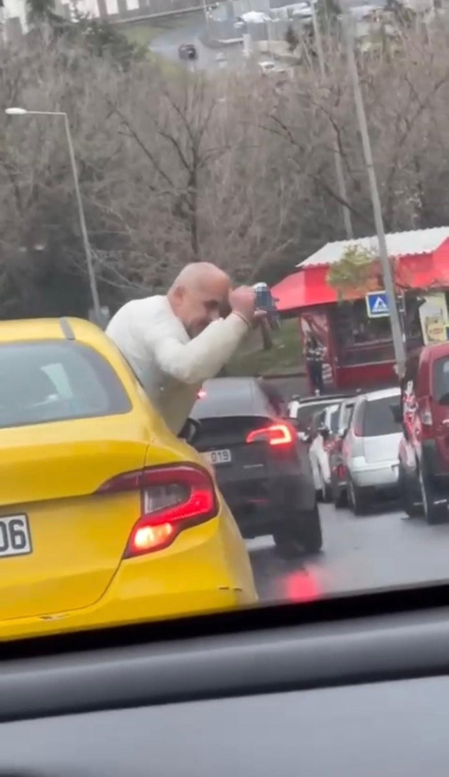 Taksiye binen taşkın müşterinin yaptıklarını görenler, gözlerine inanamadı!