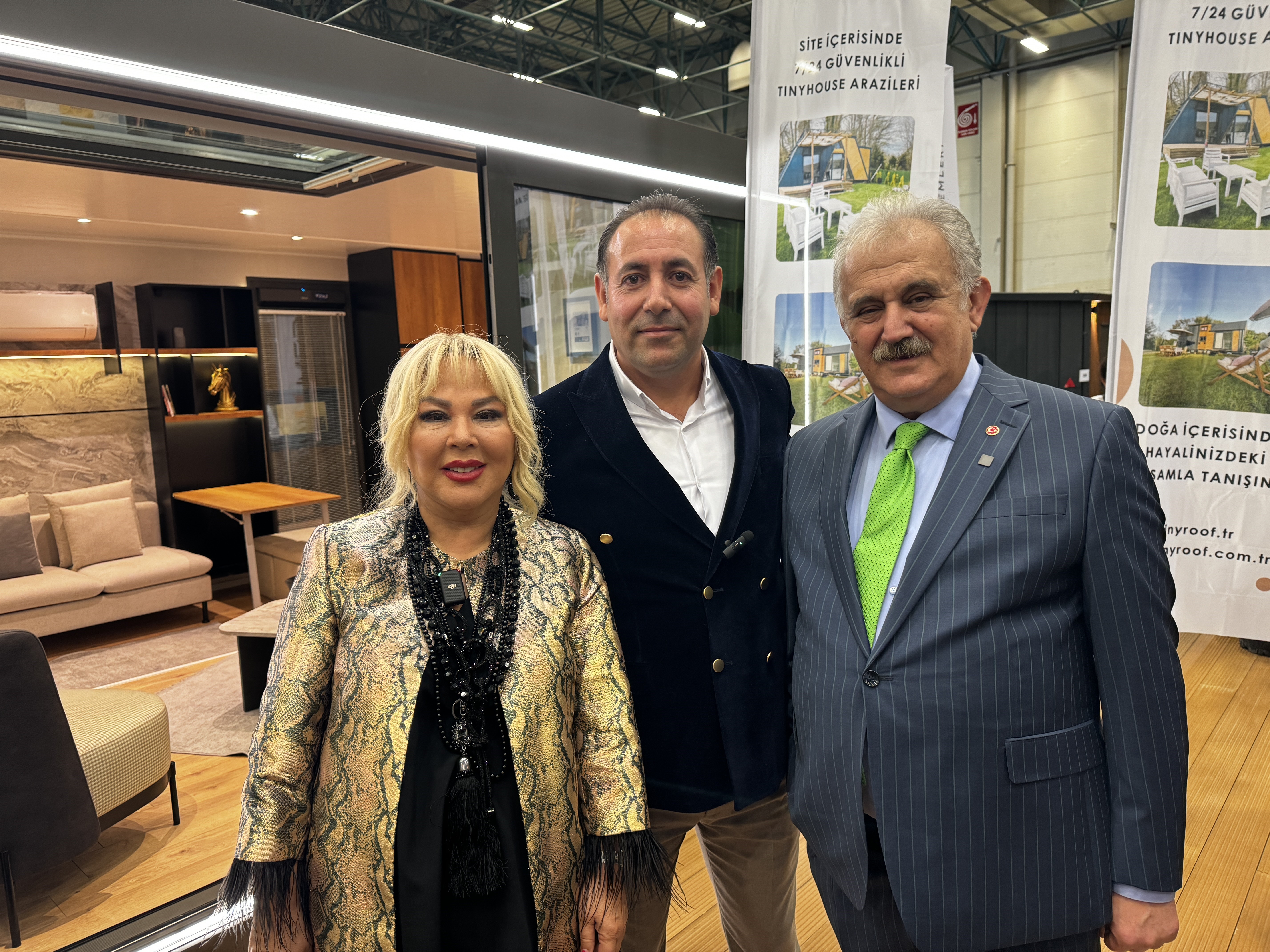 Ekranların ünlü çifti, betonlaşan şehirden kurtulmak için Tinny Hause fuarına koştu!