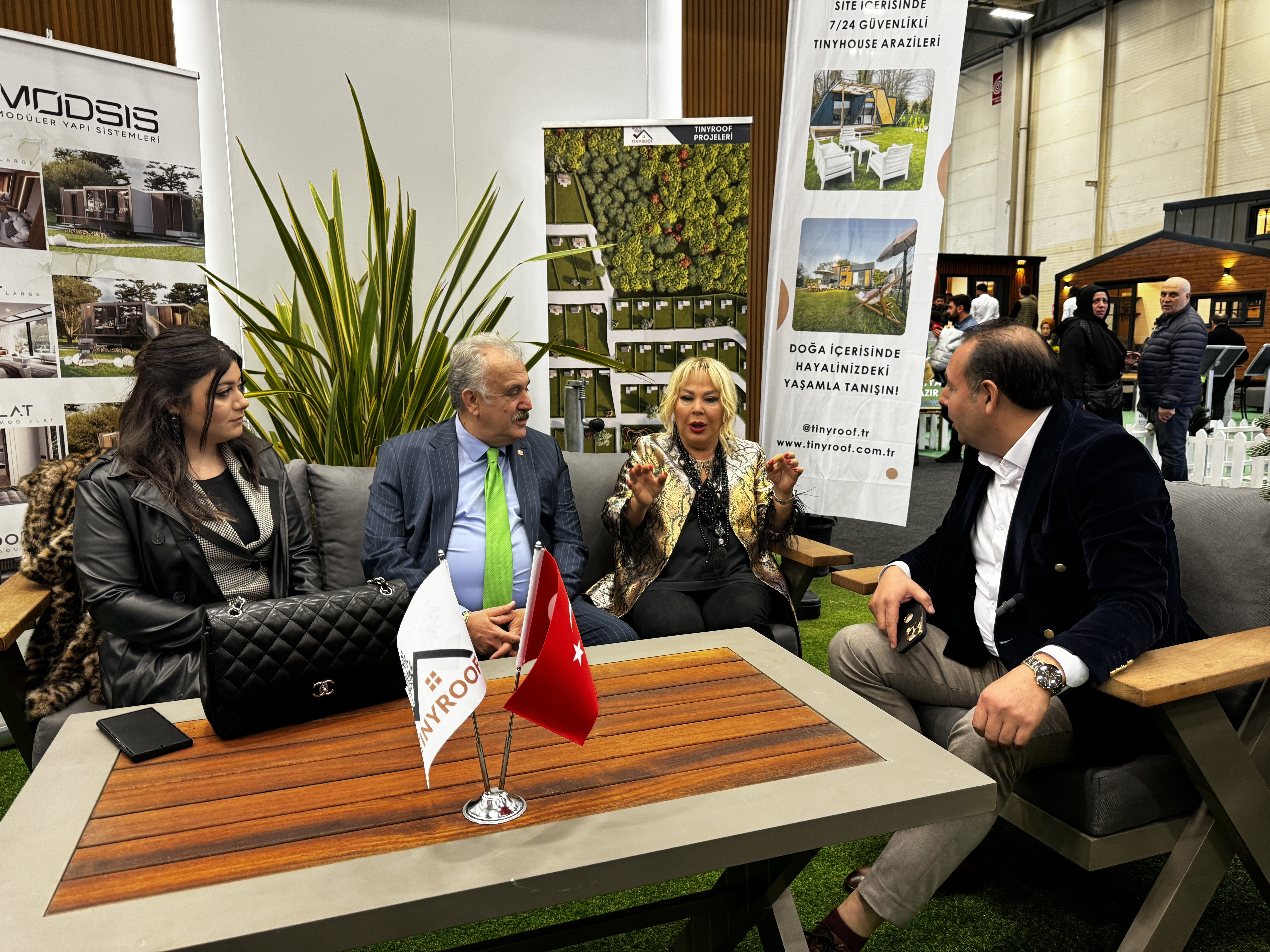 Ekranların ünlü çifti, betonlaşan şehirden kurtulmak için Tinny Hause fuarına koştu!