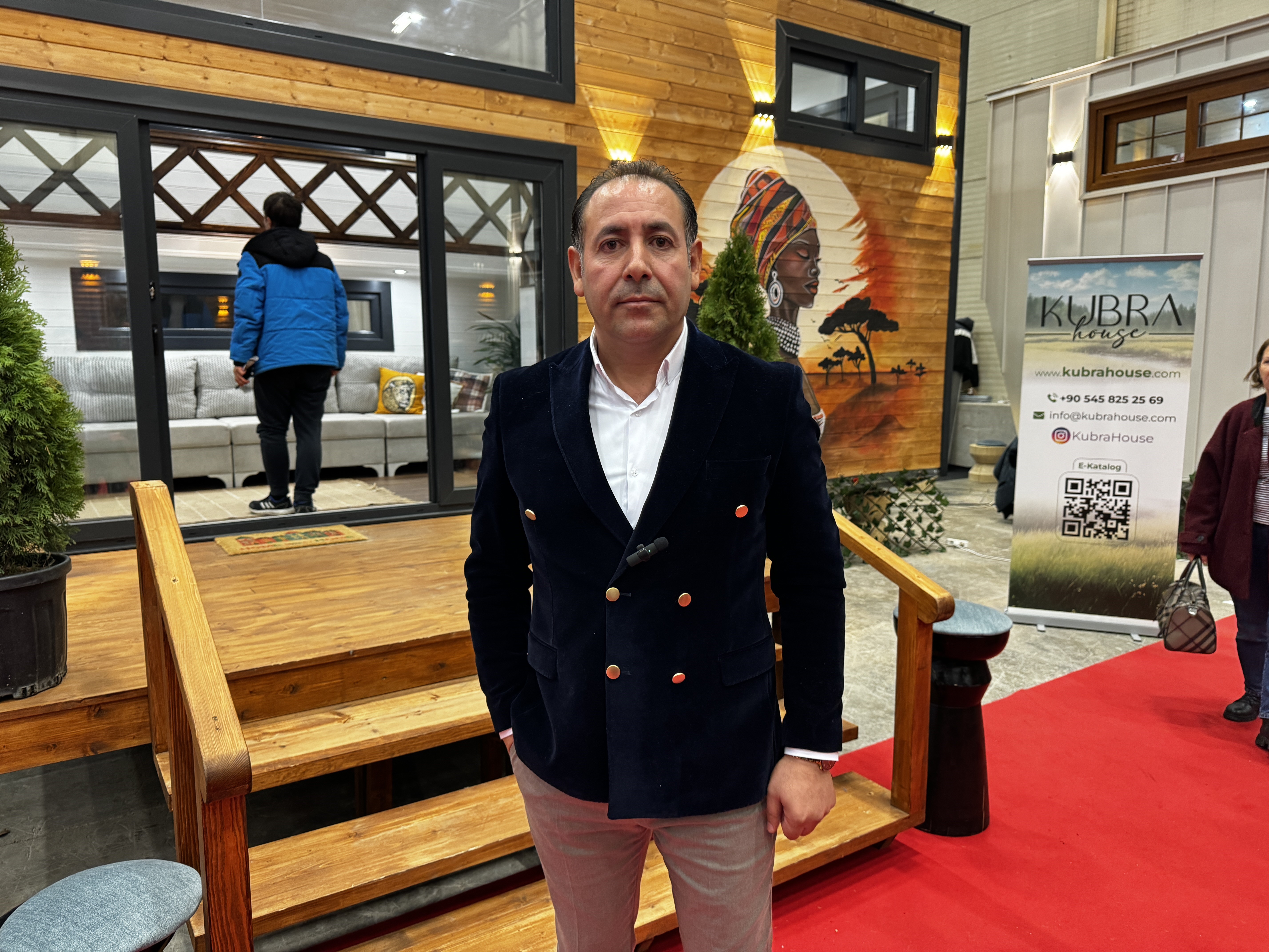 Ekranların ünlü çifti, betonlaşan şehirden kurtulmak için Tinny Hause fuarına koştu!