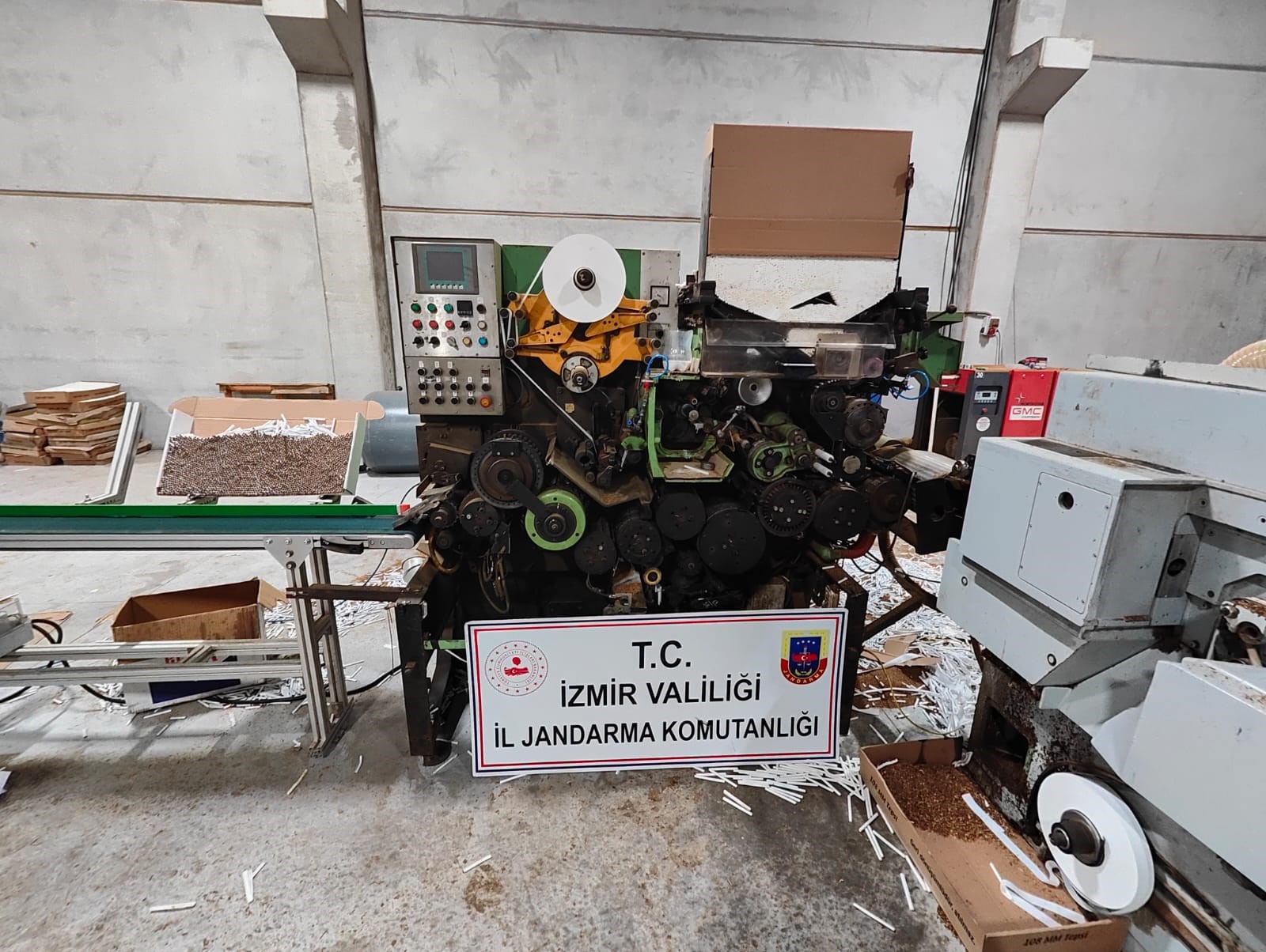 İzmir’de hareketli dakikalar! Kaçak sigara fabrikasına baskın!