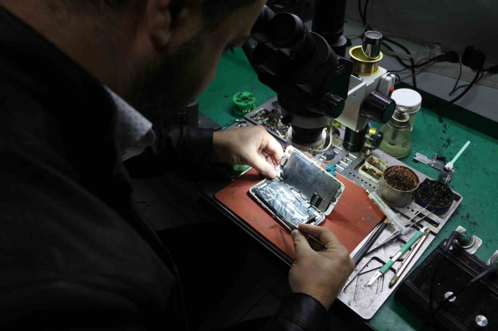 Cep telefonunuzu bu şekilde şarj ediyorsanız aman dikkat! Uzmanı uyardı: Bomba gibi patlayabilir