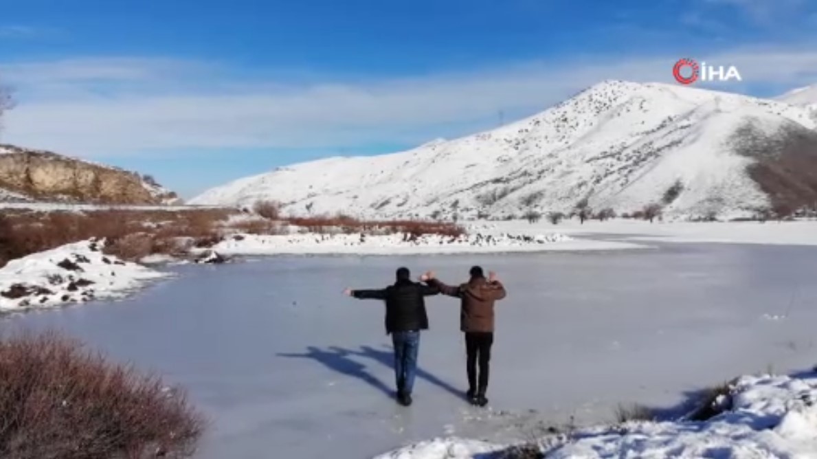 Bitlis’te hayat dondu, onlar buzun üstünde halay çekti!