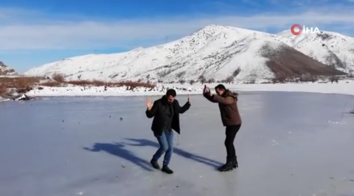 Bitlis’te hayat dondu, onlar buzun üstünde halay çekti!