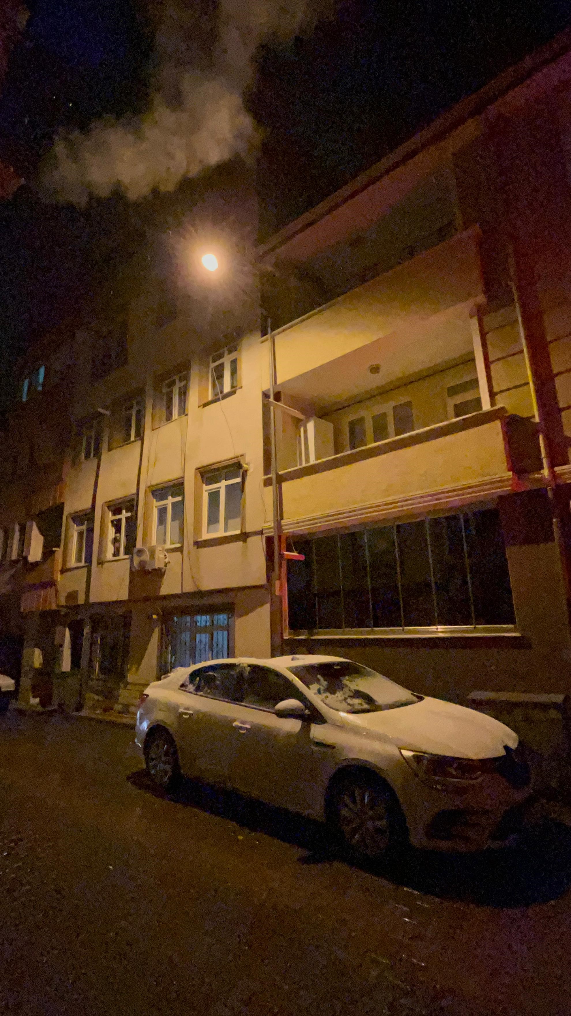 Bursa'da feci olay! Karla kaplı anteni temizlerken 4. kattan otomobilin üzerine düştü!