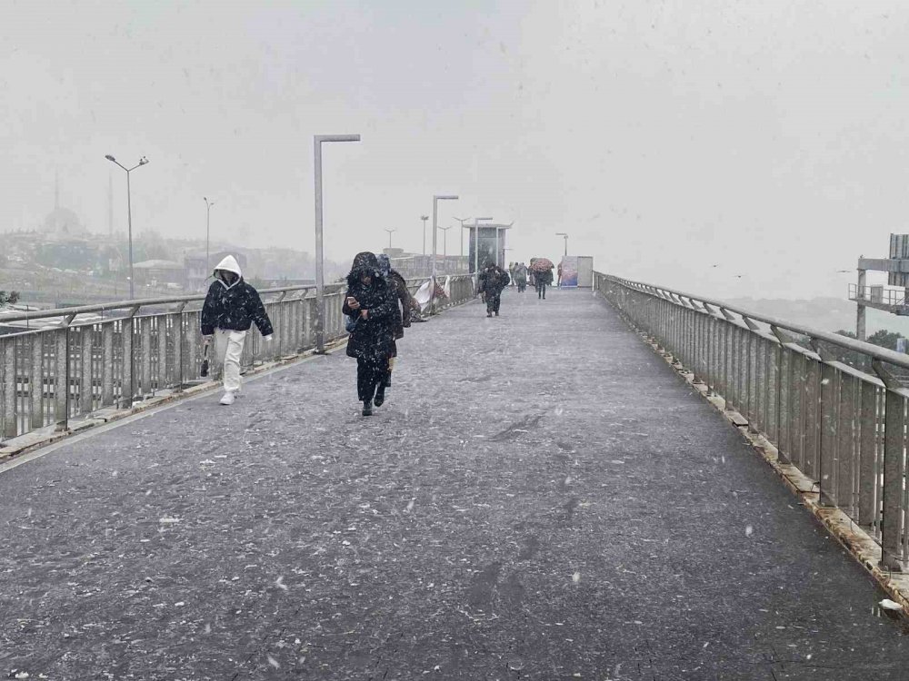 Meteoroloji sarı kodla uyarmıştı! İstanbul Beylikdüzü'nde kar yağışı etkili oluyor