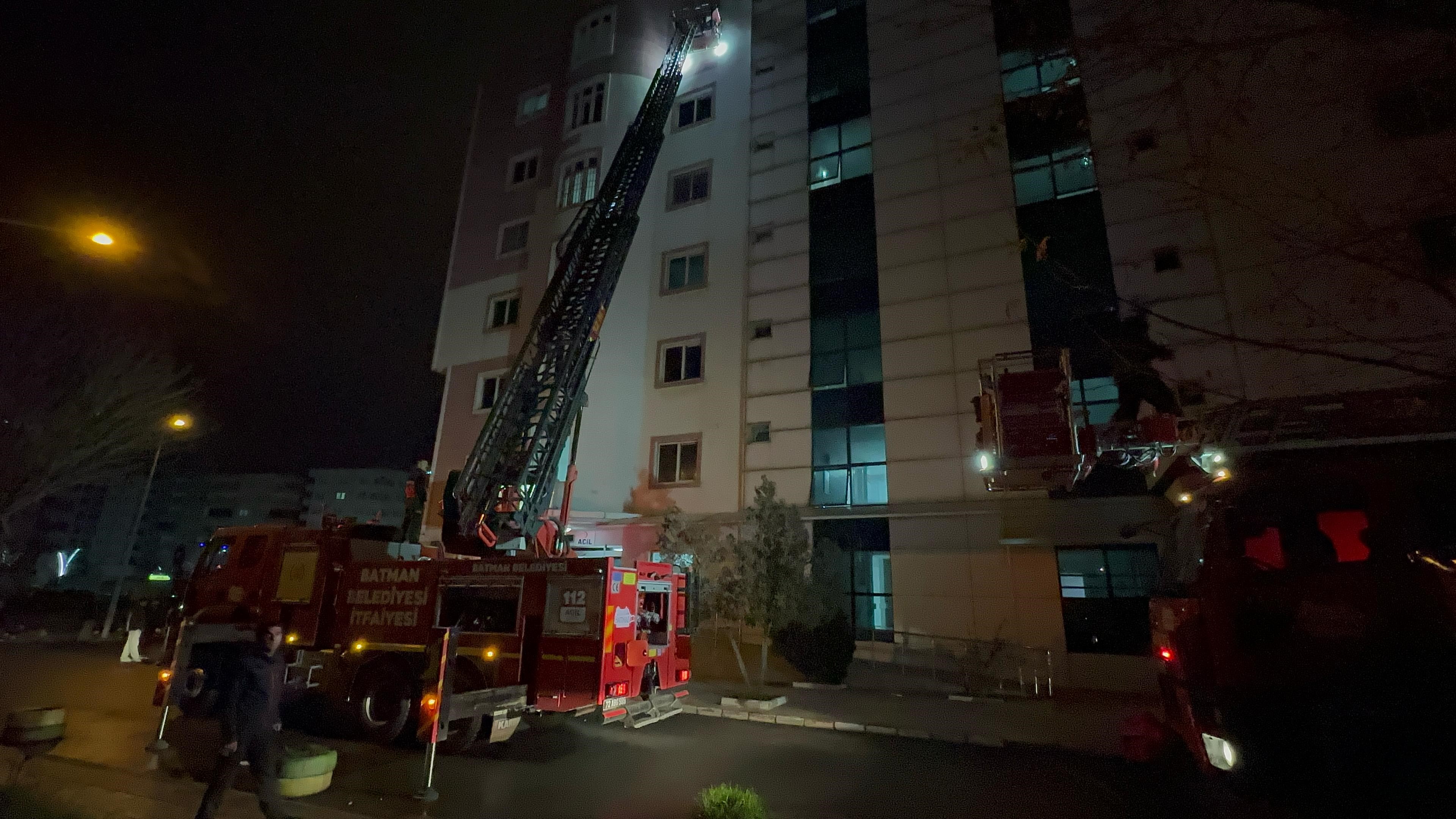 Batman’da hareketli gece! Özel hastanenin psikiyatri servisindeki hasta odayı ateşe verdi!