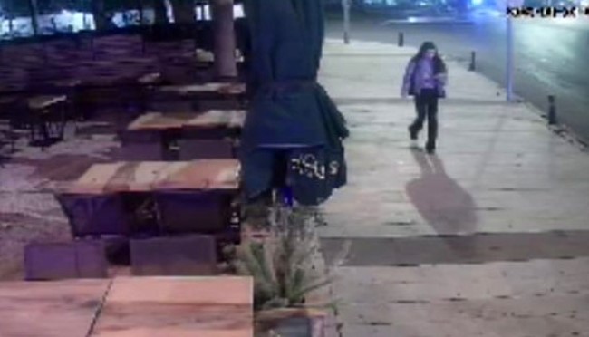 Gözü yaşlı baba, kayıp kızı bulunsun diye kurban kesti