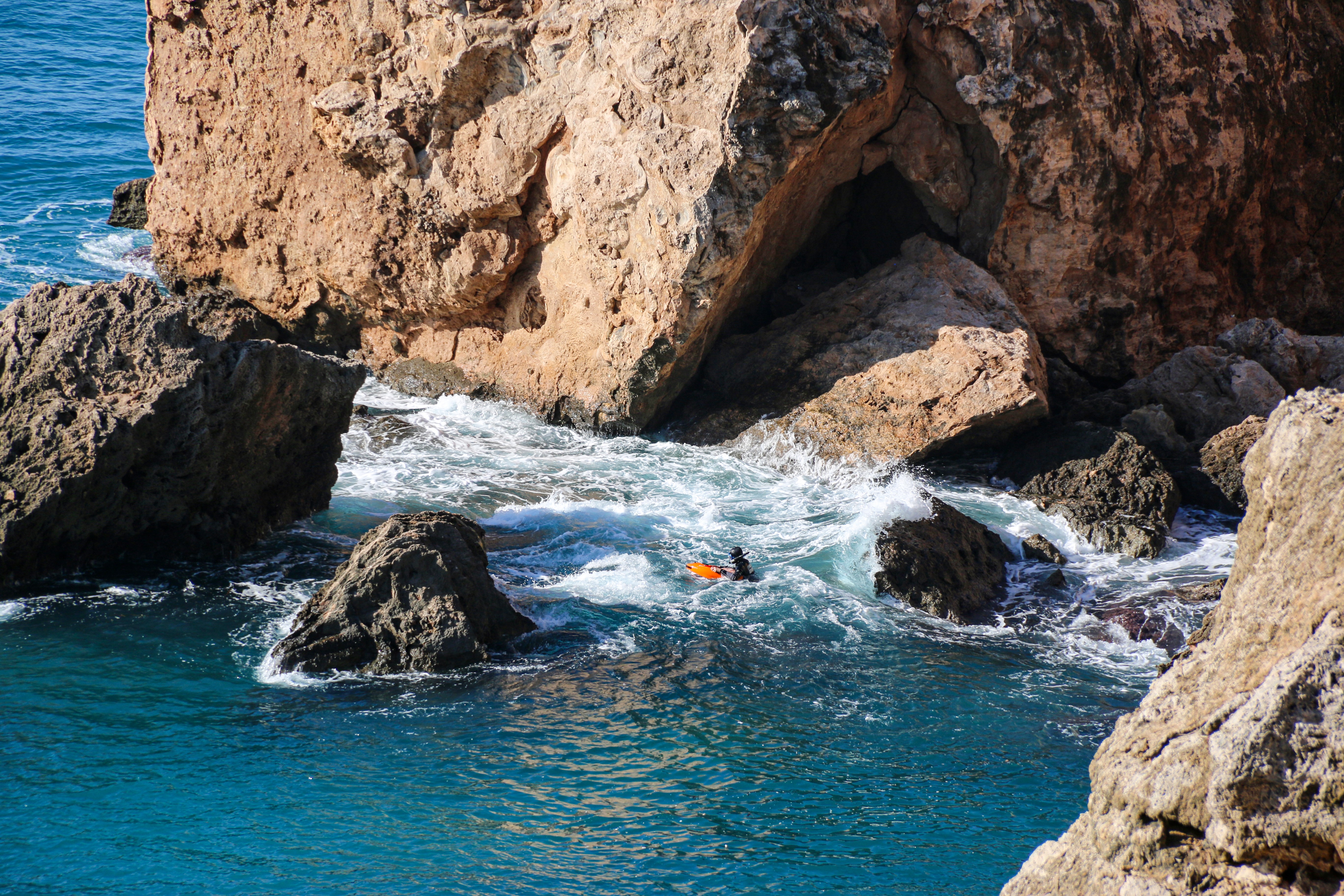 Gözü yaşlı baba, kayıp kızı bulunsun diye kurban kesti